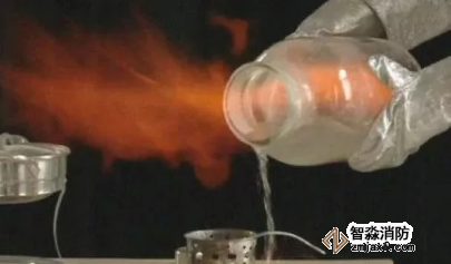 噴酒精消毒，遇明火燒傷，正確使用酒精消毒很重要